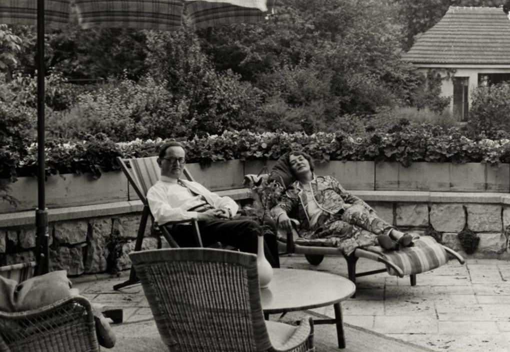Guido Bagier and his wife Maria on the terrace of their garden, Berlin-Dahlem, circa 1932 (Filmmuseum, Landeshauptstadt Düsseldorf).